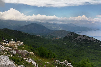 Panoramablick von der P16 über die bewaldeten Berge am Skadarsee