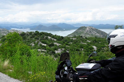Motorradfahrer blickt über das Bergpanorama am oberen Ende des Skadarsko jezero