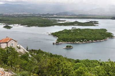 Kleinere bewachsene Insel mit Haus am Slano Jezero