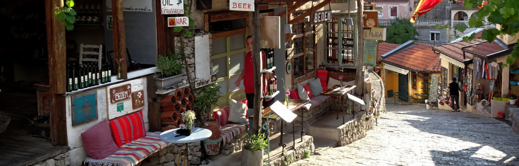 Verkaufsgasse geht den Berg hinunter in Stari Bar