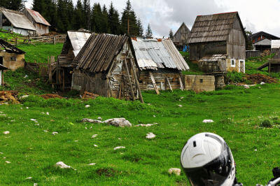 Am Ortseingang von Žabljak verfallen einige Hütten