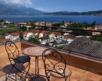 Große Terrasse mit Zugang zum Pool und einem genialen Ausblick auf die Bucht von Kotor.