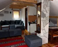 Platz ohne Ende bei sehr angenehmer Atmosphäre. Sehr nette Wirtsleute. Eine echte Empfehlung. Guesthouse Sandra in Kolašin.