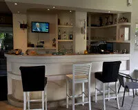 Alles in einem. Zimmer, Bar, Frühstücksraum und Garten. Zimmer leider ohne Fenster im Schlafraum in Kotor in Tianis Rooms.