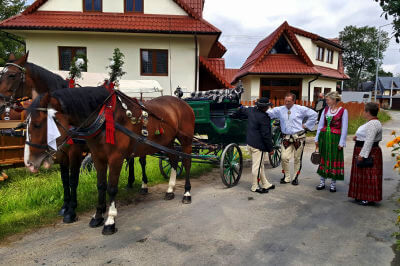 Traditionelle Hochzeit mit Pferd und Wagen