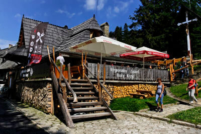 Außenansicht des Restaurants am Salmopolski-Pass aus Holz mit Treppe im Vordergrund