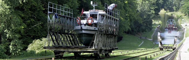 Ein Schiff wird auf dem trockenen den Rollberg am Elblag Kanal hoch gezogen
