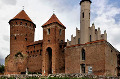 Aussenansicht der bischöflichen Burg von Reszel mit drei Türmen und einer davon rund