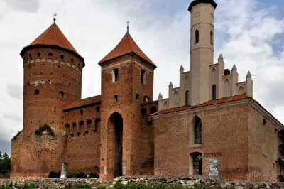 Eine imposante Erscheinung. Die bischöfliche Burg von Reszel aus dem 14. Jahrhundert. Außenansicht der bischöflichen Burg von Reszel mit drei Türmen und einer davon rund