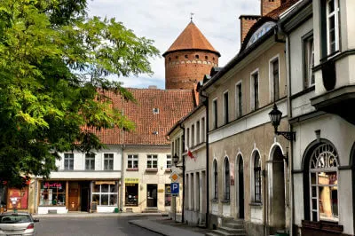 Stadtansicht von Reszel Blick in eine Altstadtgasse von mit Häuserzeile und Baum in Reszel