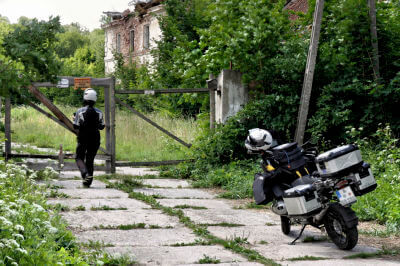 Motorrad steht vor verschlossenem Tor beim Schloss Slobity