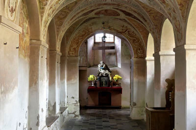 Der Wandelgang des Klosters Stoczek Mit Rundbögen und kleinem Altar am Ende