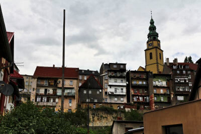 Blick auf Häuserfront mit Kirchturm der Stadt Bystrzyca Klodzka.
