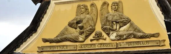 Eingang zur Gebeinkapelle im Kurort Kudowa Zdroj. Eingang zur Gebeinkapelle dekoriert mit zwei Engel und Totenkopf im Kurort Kudowa Zdroj.