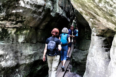 Touristen laufen im Gänsemarsch durch eine Felsenschlucht