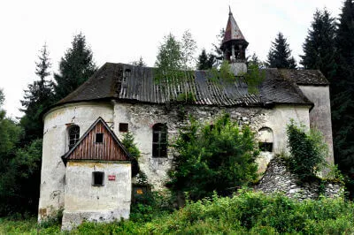 Die Kirchenruine des heiligen Nepomuk Blick auf die im Wald liegende holzgedeckte Kirchenruine des heiligen Nepomuk