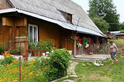 Ein traditionelles Holzhaus mit kleinem Vorgarten in den Karpaten