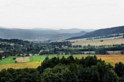 Panorama über die Landschaft mit Wald, Wiesen und Hügel