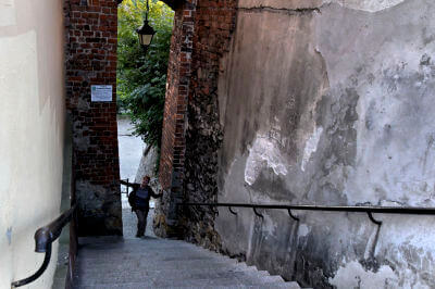 Ein schmaler Treppenaufgang mit Handlauf in der Stadtmauer