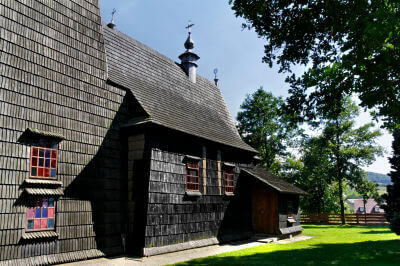 Eine der typischen alten Holzkirchen