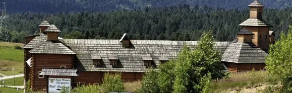 Neues holzgedecktes Hotel mit vielen kleinen Türmchen und Gauben in für die Region typischer Bauweise