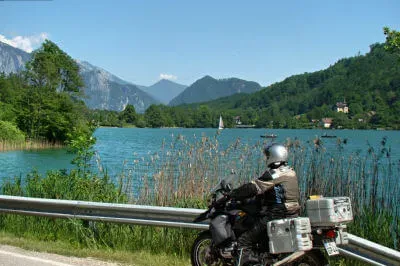 Anreise durch Österreich. Herrliche Landschaften an Mondsee und Attersee. Motorrad steht auf Seitenstreifen mit Leitplanke und blickt über einen Bergsee