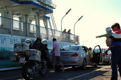 Fähre über den Balaton-See Motorrad steht mit Auto auf der Fähre über den Balaton