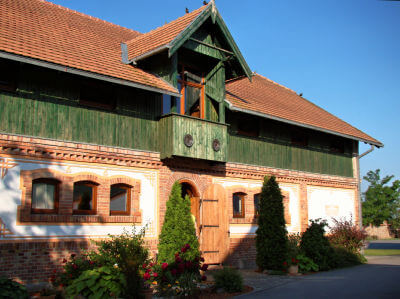 Aufwändig restauriertes Schwabenhaus mit Giebel in grün rot