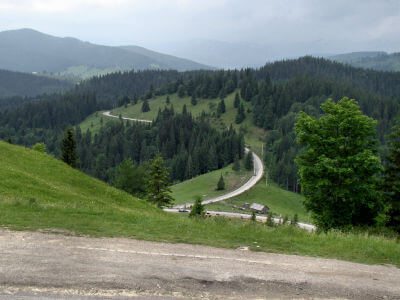 Pasul Ciumarna mit Panoramablick auf die bewaldeten Hügel