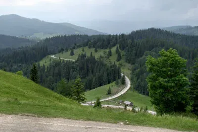 Nach dem Kloster Moldovița schlenkern wir glücklich die wunderschöne und makellose Passstrecke Ciumârna, Pasul Ciumarna, hinauf. Pasul Ciumarna mit Panoramablick auf die bewaldeten Hügel