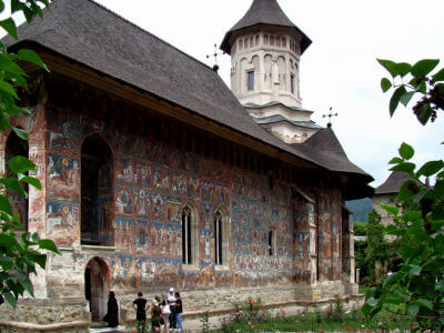 Kloster mit Fresken an den Außenwänden