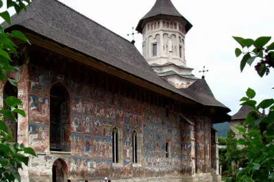 Das Kloster Moldovița, dessen Außenfresken zu den besterhaltensten der Region gehören. Kloster mit Fresken an den Außenwänden