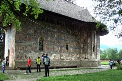 Voronet gehört mit sechs weiteren Klöstern zum UNESCO-Weltkulturerbe. Fresken am Moldaukloster Voronet
