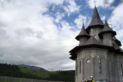 Motorrad steht vor dem Kloster Baia Mare