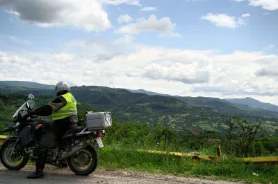 Motorrad steht vor Panorama über die Maramures