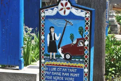 Der Verstorbene muß wohl einen Autounfall gehabt haben. Das jedenfalls sagt die Aufschrift auf dem blauen Holzkreuz