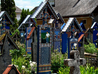 Vorwiegend blaue Holzkreuze mit Hinweisen auf die Todesursache der Beerdigten im lustigen Friedhof von Sapanta