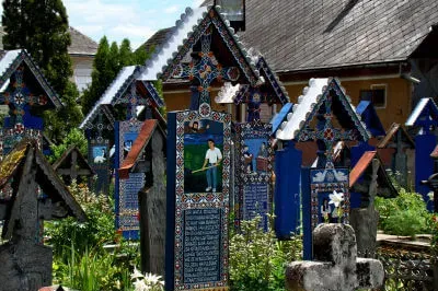 Vorwiegend blaue Holzkreuze mit Hinweisen auf die Todesursache der Beerdigten im lustigen Friedhof von Sapanta