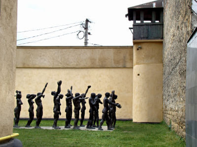 Blick auf ein Denkmal mit stehenden, die Arme in den Himmel streckende Statuen im Museum Sighetu Marmatiei