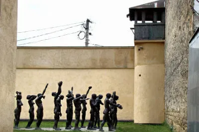 Blick auf ein Denkmal mit stehenden, die Arme in den Himmel streckende Statuen im Museum Sighetu Marmației