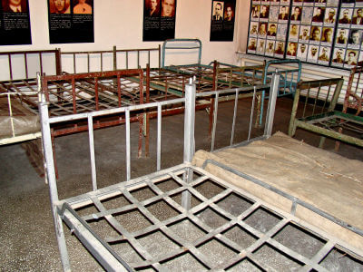 Metall-Bettgestelle ohne Matratzen im Schlafsaal im Gefängnis Sighetu Marmatiei