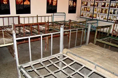 Metall-Bettgestelle ohne Matratzen im Schlafsaal im Gefängnis Sighetu Marmației