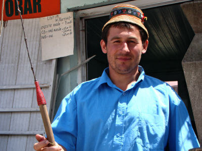 Fischer mit Angel auf dem Markt in Vișeu de Sus
