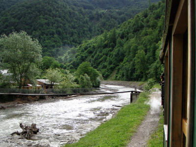 Blick auf Hängebrücke aus der Wassertalbahn im Tal der Vaser