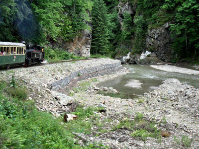 Wassertalbahn fährt entlang eines Flußes
