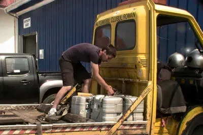 Der Abschlepper ist da. Es wird eng in der Fahrerkabine, zu dritt mit den ganzen Motorradklamotten. Ein Mann verstaut auf dem Abschleppwagen die Motorradkoffer