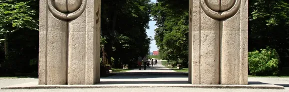 Das Wahrzeichen der Stadt ist der Brâncuși-Skulpturenpark mit der Säule der Unendlichkeit, dem Tisch der Stille und dem Tor des Kusses, unter dem sich die Paare tatsächlich alle küssen. Der Brâncuși-Skulpturenpark mit mächtigem Eingangsportal aus Stein