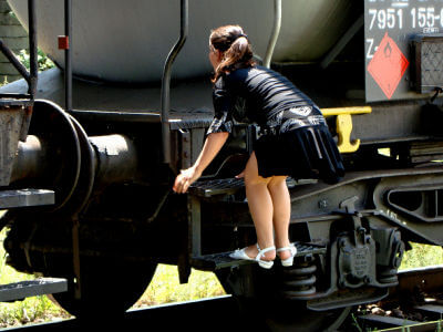 Mädchen klettert über Wagon von Eisenbahn