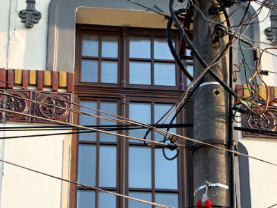 Wild verlegte Stromleitungen am Verteiler außen an einem Haus in Targu Jiu