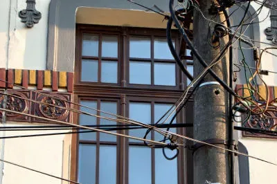 Normale Verkabelungen in Rumänien Wild verlegte Stromleitungen am Verteiler außen an einem Haus in Târgu Jiu